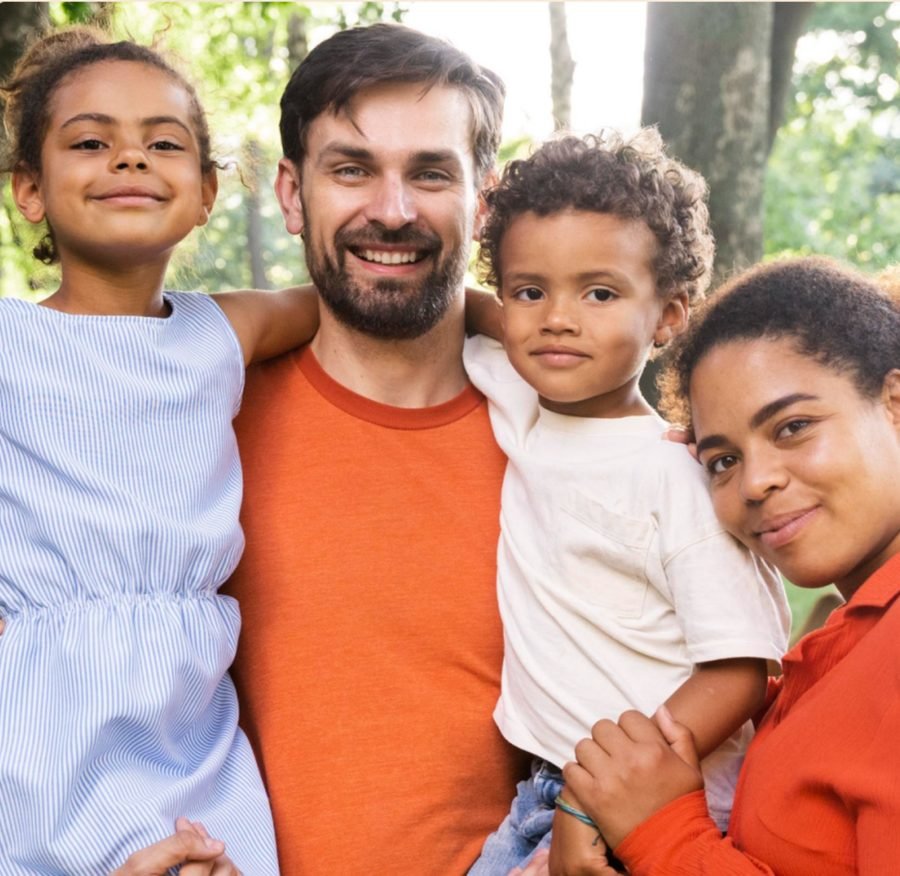 Uma família reunida ao ar livre