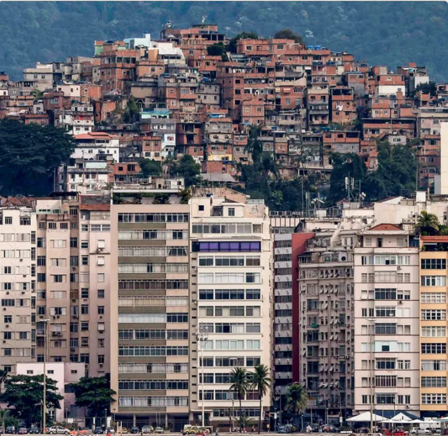 Vista do Rio de Janeiro com prédios e comunidade